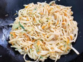 再加入河粉继续翻炒