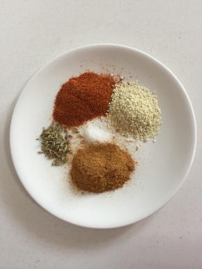 准备辣椒粉2勺，孜然粉3勺，小茴香籽5克，盐一勺，白芝麻适量。（我用的是小丑娃孜然粉，里面含的有烧烤料，如果用纯孜然粉，就再加2勺烧烤料即可。）