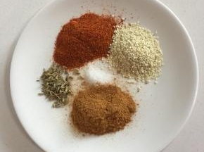 准备辣椒粉2勺，孜然粉3勺，小茴香籽5克，盐一勺，白芝麻适量。（我用的是小丑娃孜然粉，里面含的有烧烤料，如果用纯孜然粉，就再加2勺烧烤料即可。）