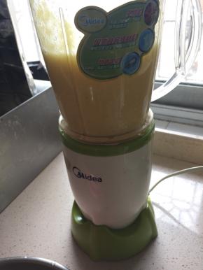 将凤梨切丁，加入到搅拌机中稍搅碎，不要搅太碎了纤维都搅碎了就不好吃了