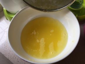 倒出来过滤，凤梨汁你可以倒出来喝不浪费，渣渣留着备用