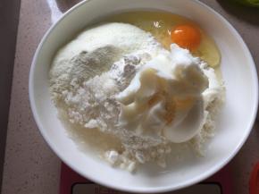 将猪油、白砂糖，清水、蛋黄、奶粉、低筋面粉混合揉成光滑面团，盖上保鲜膜放到冰箱冷藏半小时以上