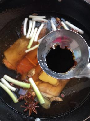 少许红烧酱油。