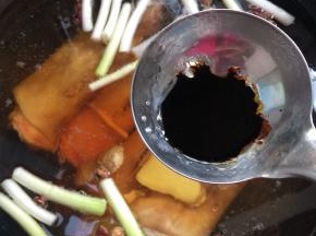 少许红烧酱油。