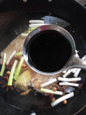 加入一勺生抽。