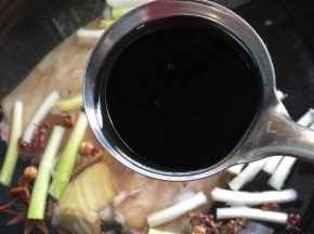 加入一勺生抽。