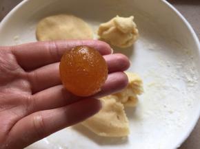 将凤梨馅平均分成15g小球，也可以分成18g不能再多了