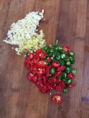 蒜瓣剁成蒜蓉，生姜切成小丁，青尖椒和红尖椒切成圈儿备用。