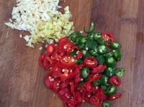 蒜瓣剁成蒜蓉，生姜切成小丁，青尖椒和红尖椒切成圈儿备用。