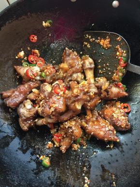 倒入炸好的猪蹄翻炒均匀。