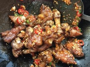 倒入炸好的猪蹄翻炒均匀。