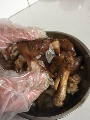 猪蹄彻底晾凉后，把猪蹄掰成小块儿。