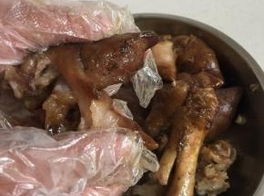 猪蹄彻底晾凉后，把猪蹄掰成小块儿。