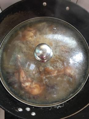 转小火炖煮一个小时。