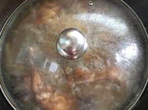 转小火炖煮一个小时。