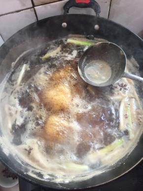 大火煮开后，撇去上面的浮沫。