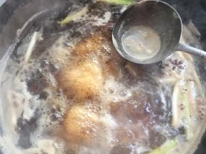 大火煮开后，撇去上面的浮沫。