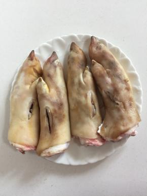 猪蹄放在液化气上烧掉猪毛，然后用菜刀刮洗干净，一切两半备用。（如果嫌麻烦也可以让店家帮忙把猪毛烙干净，切成两半，回家直接清洗干净即可。用菜刀如果感觉不顺手也可以用质量好的清洁球来清洗猪蹄哦！）