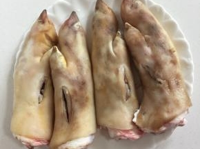 猪蹄放在液化气上烧掉猪毛，然后用菜刀刮洗干净，一切两半备用。（如果嫌麻烦也可以让店家帮忙把猪毛烙干净，切成两半，回家直接清洗干净即可。用菜刀如果感觉不顺手也可以用质量好的清洁球来清洗猪蹄哦！）