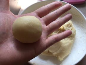 将凤梨馅像包包子一样慢慢包入，可用手掌虎口协助推入收口朝下即可