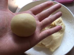将凤梨馅像包包子一样慢慢包入，可用手掌虎口协助推入收口朝下即可