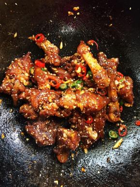 起锅前加入适量的鸡精调味即可。