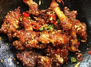 起锅前加入适量的鸡精调味即可。