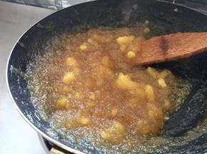 这个时候一定要有耐心，这是炒了大概半个小时的时候，可以看到汁水已经稍收干，注意～一定要不停的翻炒，还有糖