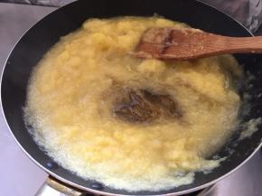 加入麦芽糖和少许冰糖翻炒