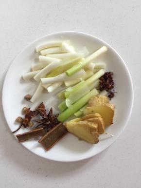葱白切成段，生姜切成片，八角，桂皮，肉蔻，花椒备用。