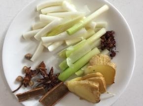 葱白切成段，生姜切成片，八角，桂皮，肉蔻，花椒备用。