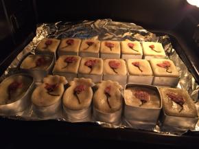 烤箱预热160度烤制15分钟，150度10分钟即可，如果觉得上色够了盖上一层锡纸