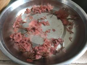 盐渍樱花用清水浸泡备用