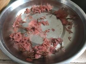 盐渍樱花用清水浸泡备用