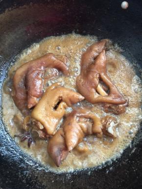 用筷子可以轻松扎过去就可以大火收汁了。