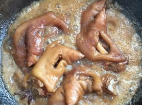 用筷子可以轻松扎过去就可以大火收汁了。