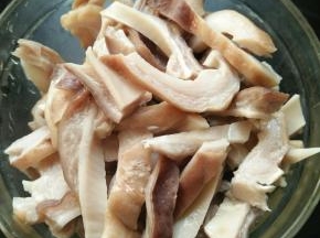 凉凉后切成小条。