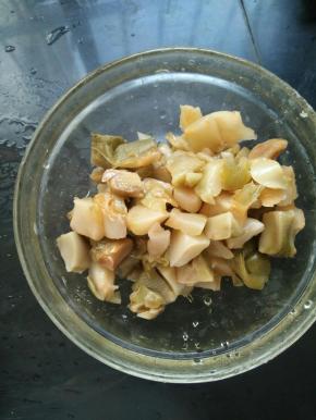 榨菜也冲洗干净备用。