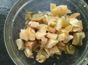 榨菜也冲洗干净备用。