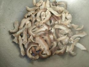 锅烧热放适量油，下猪肚和少许盐煸炒一两分钟。