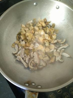 倒入榨菜。