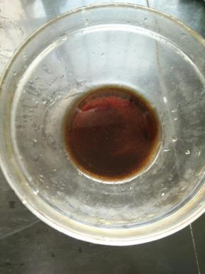 酱油、白糖和料酒用少许水化开。