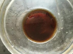 酱油、白糖和料酒用少许水化开。