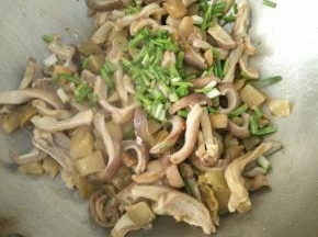 出锅前放点葱花。