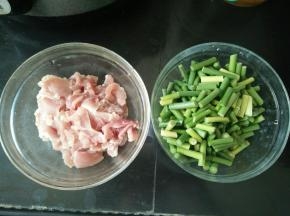 蒜薹洗干净切成小段，猪肉切片。