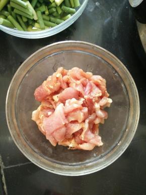 加入料酒、酱油和盐，搅拌均匀后腌15分钟。