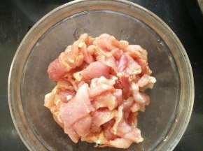 加入料酒、酱油和盐，搅拌均匀后腌15分钟。