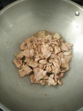 热锅凉油下猪肉，翻炒到猪肉变色。