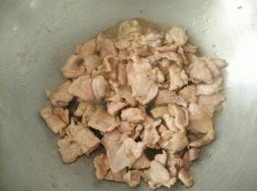 热锅凉油下猪肉，翻炒到猪肉变色。