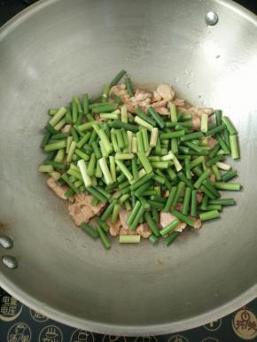 倒入蒜薹，快速翻炒均匀。